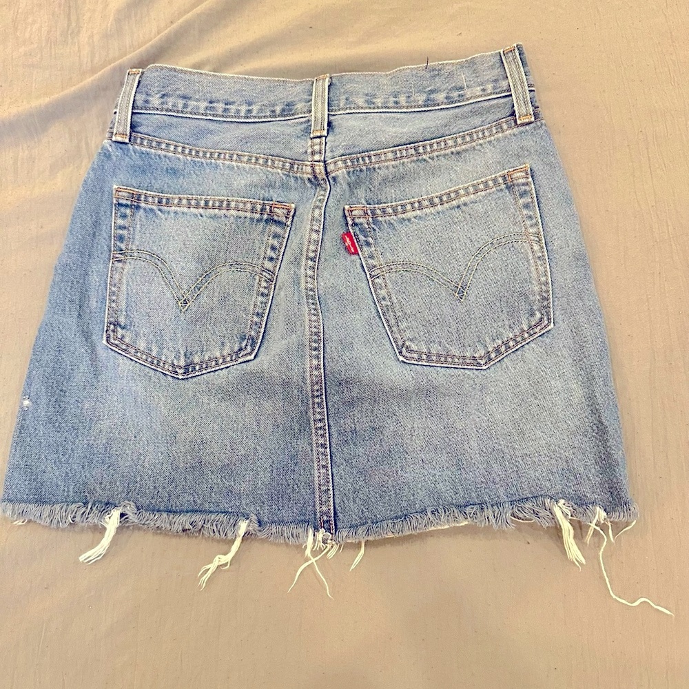 NEW Levi’s Destructed Denim Skirt Size 26